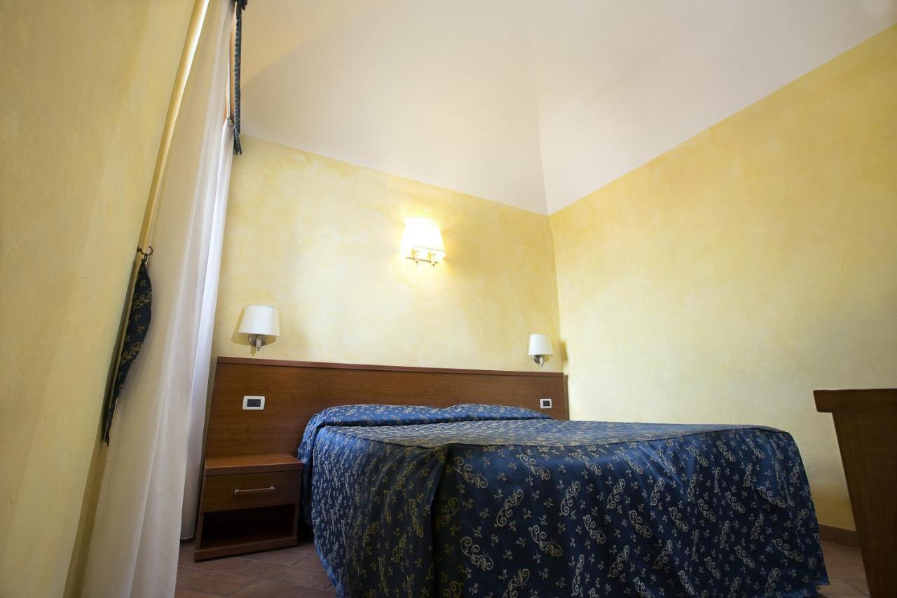 Albergo Dei Leoni مونتيروتوندو المظهر الخارجي الصورة