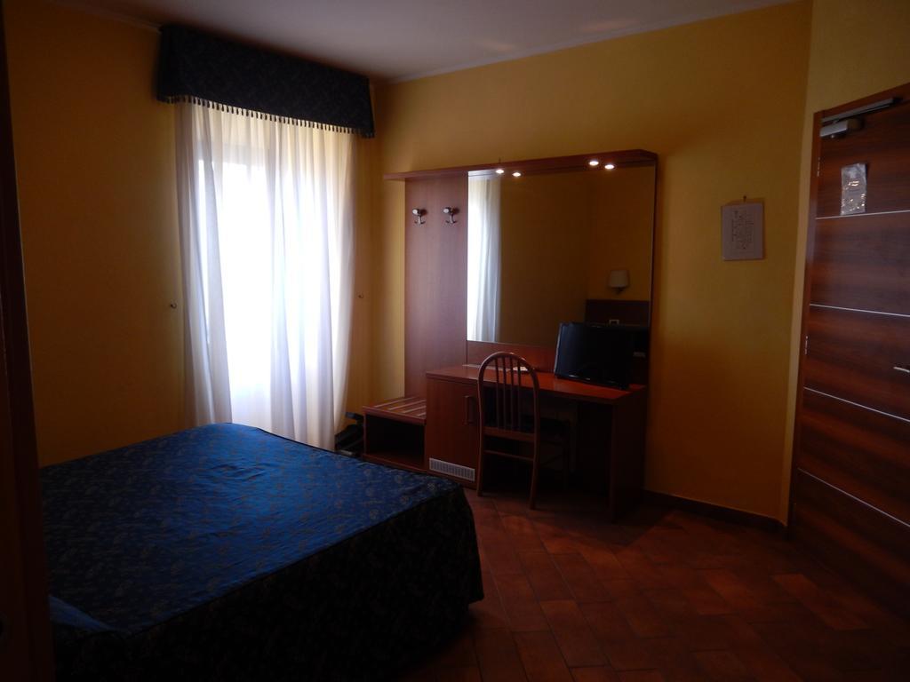 Albergo Dei Leoni مونتيروتوندو المظهر الخارجي الصورة